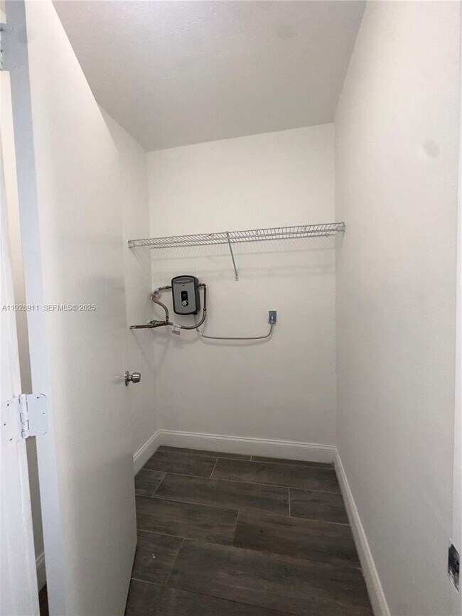 Building Photo - 1895 Venice Park Dr