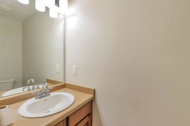 Building Photo - AVAILABLE NOW  — SPACIOUS & BEAUTIFUL Bountiful Meadows Home.