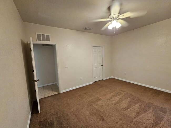 Building Photo - 2/2 ( Eagle Trace) Charming, updated townhome