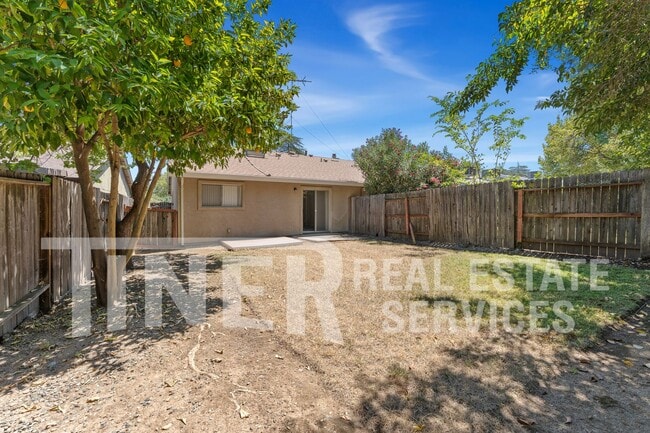 Building Photo - 5535 E Knoll Dr