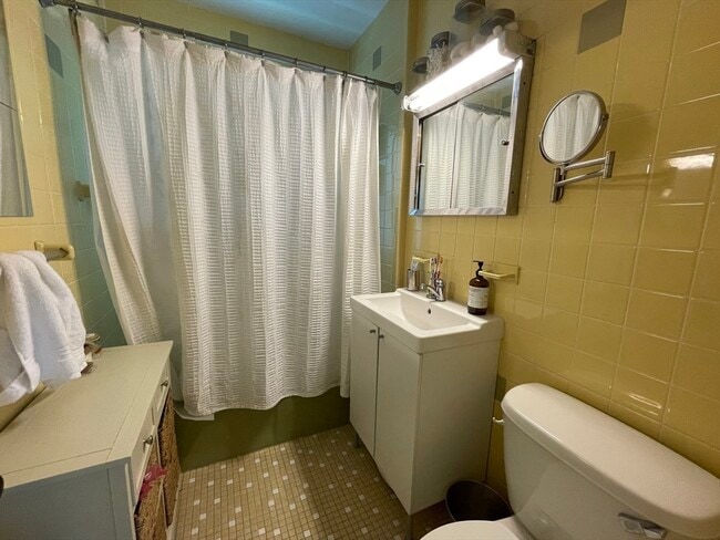 Building Photo - 62 Newport St