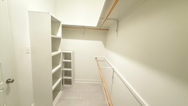 Building Photo - "Charming 3-Bed Townhouse Retreat with 2.5...
