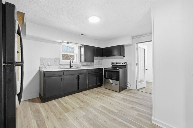 Building Photo - Stylish 2BR with Modern Upgrades