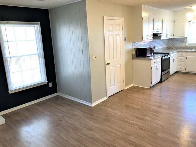 Building Photo - SW Large Brick Home, Updated Kitchen & Bathrooms, Wood Like Flooring, Fenced Yard!