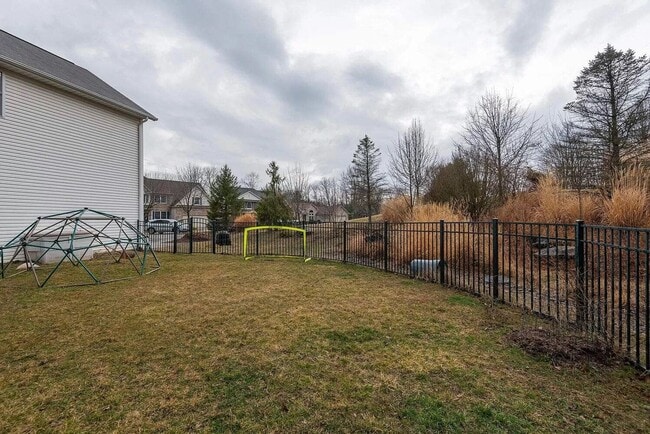 Building Photo - Bright, Spacious Home with Tons of Charm a...