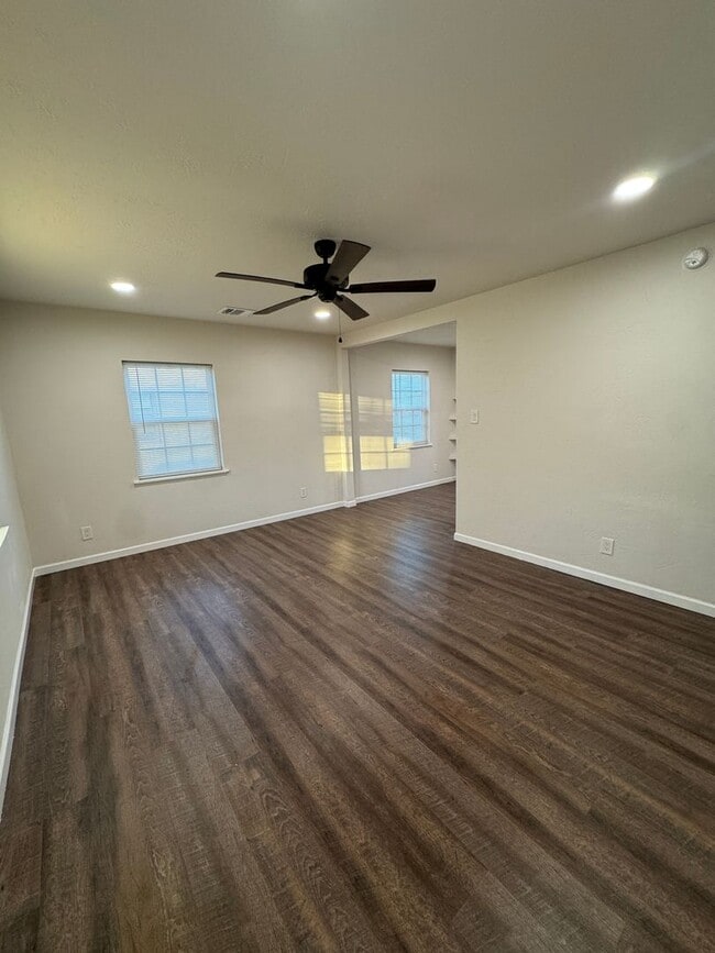 Building Photo - Located in Southlawn!!! 3/2 CH/A