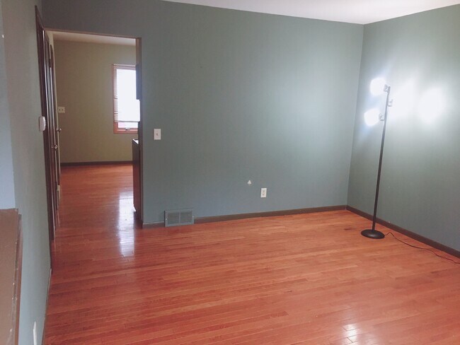 Building Photo - 115 Lakewood Gardens Ln