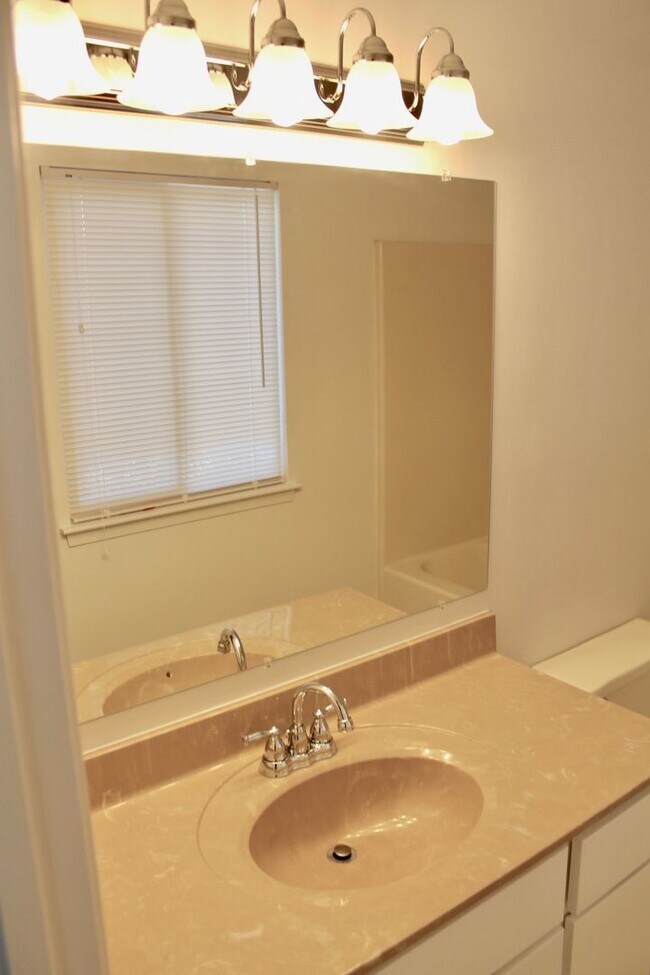 Building Photo - Chicks Beach Living! 3BR/2.5BA - Attached Garage, Private Cul-de-sac- Minutes to the BAY!