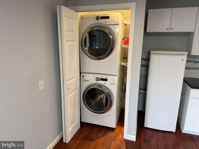 Building Photo - 10354 College Square