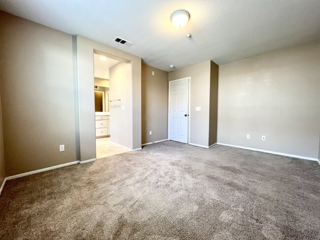 Building Photo - Spacious 2 bed 2.5 Townhouse Murrieta