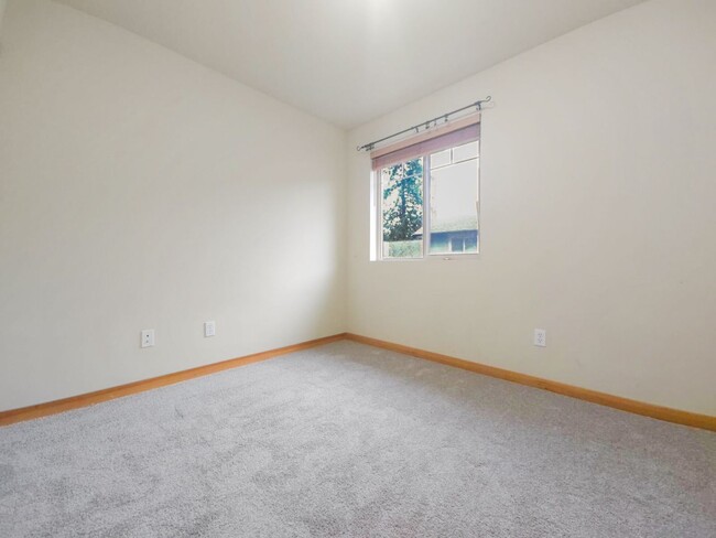 Building Photo - Freestanding Townhome - BRAND NEW CARPET