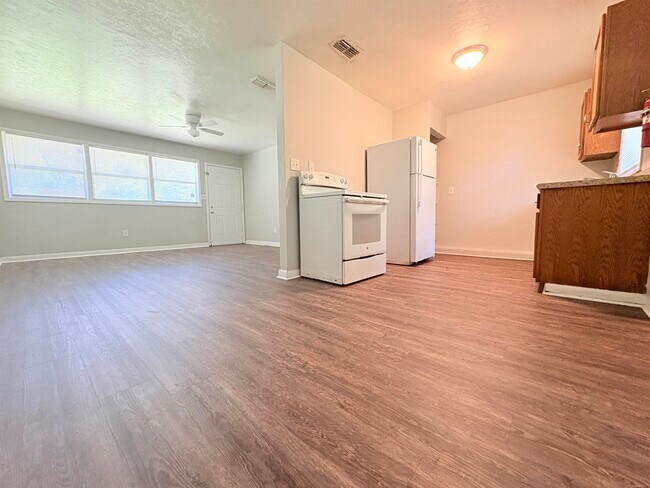 Building Photo - 3515 Falcon Dr