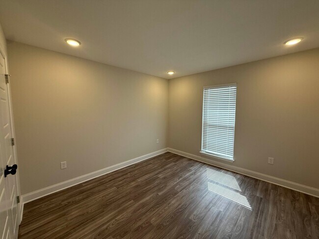 Building Photo - 132 Madisonville Dr