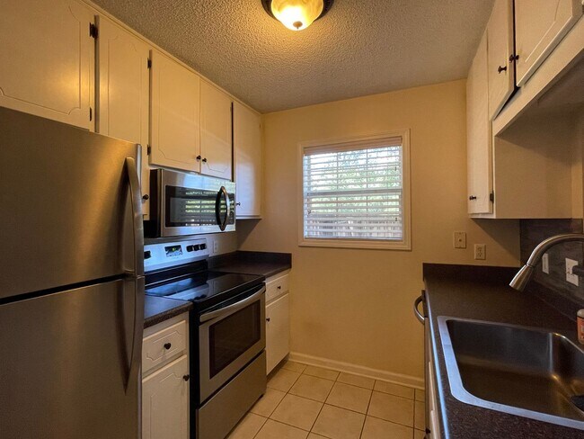 Building Photo - Foxchase Subdivision! END UNIT CLOSE TO COMMUNITY POOL