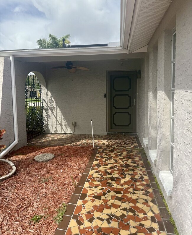 Building Photo - Pool Home