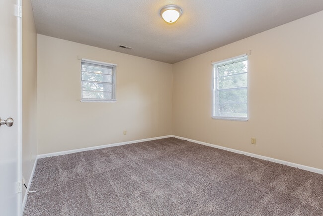 Building Photo - Spacious Ranch Style Home!