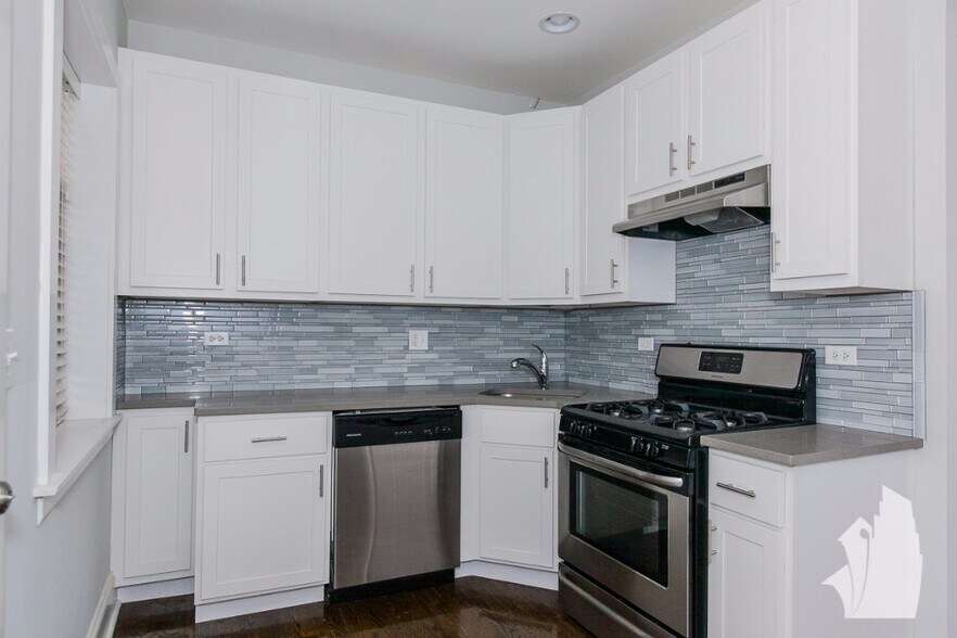 Building Photo - 2210 W Foster Ave