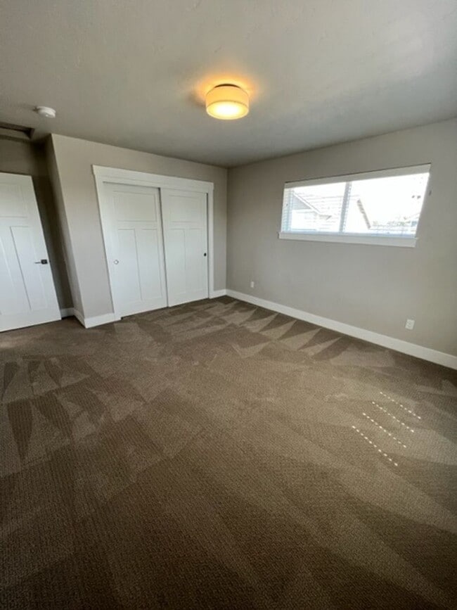 Building Photo - Stylish 3 Bedroom Duplex with Scenic Views and Modern Amenities: Your Perfect Redmond Retreat