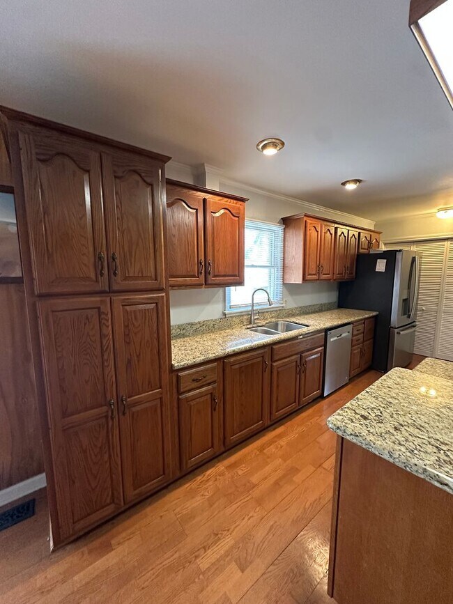 Building Photo - 3304 Southgate Dr