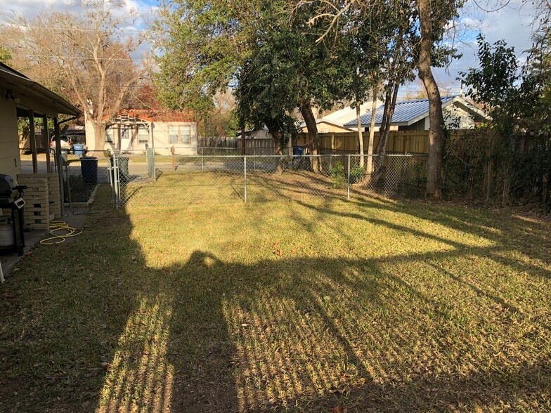 Fenced side yard-Both units separated by fence - 1034 Elizabeth Ave