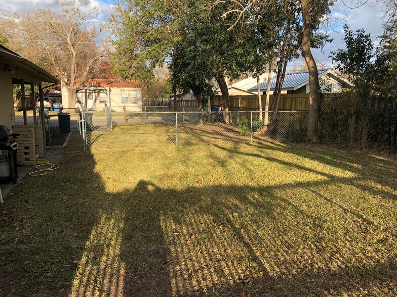 Fenced side yard - 1034 Elizabeth Ave