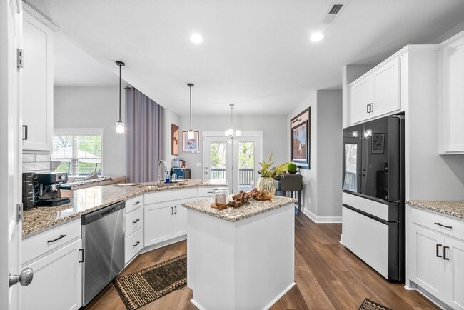 Building Photo - Modern 6-Bedroom Home with Open Layout & S...