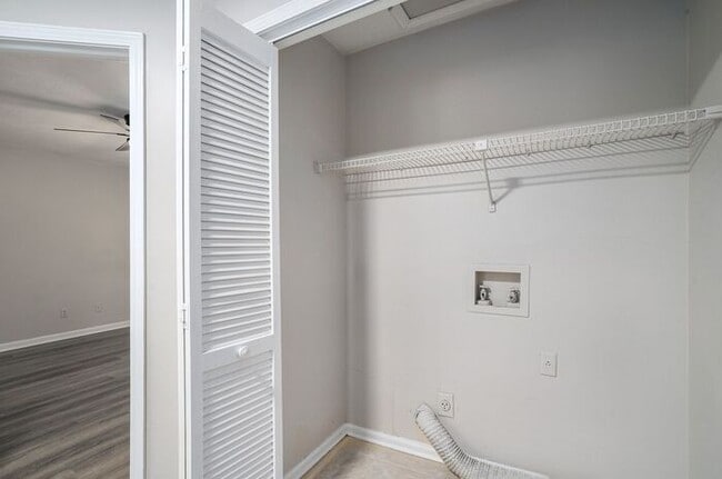 Building Photo - Renovated End Unit Townhome in Snellville!