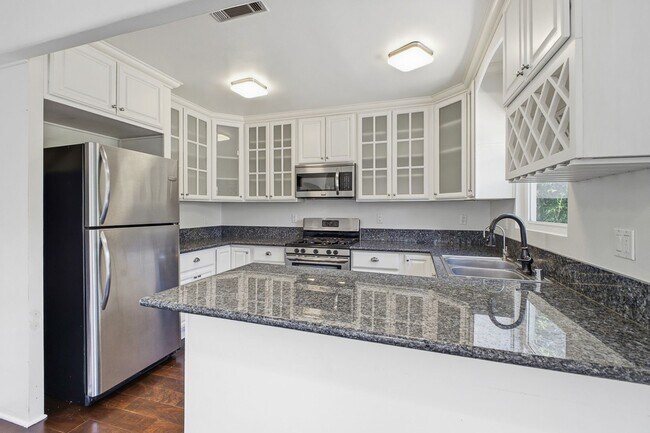Building Photo - 585 W Calaveras St