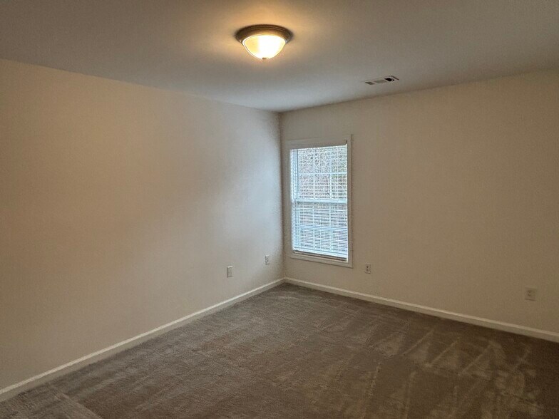 Building Photo - 27 Farm Brook Way