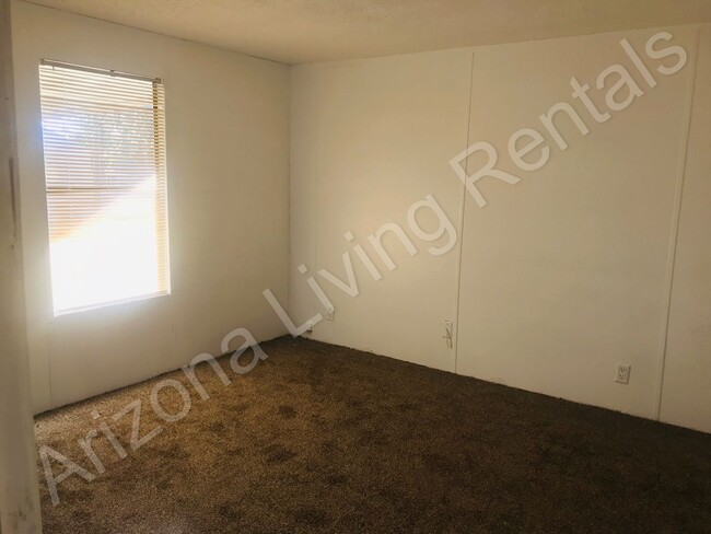 Building Photo - 2 BEDROOM WITH LARGE FENCED YARD