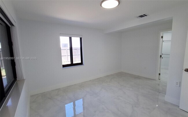 Building Photo - 216 Shadow Way