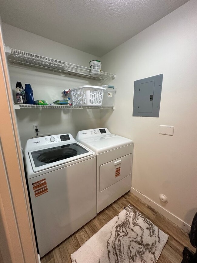 Building Photo - Partially furnished condo in Orem