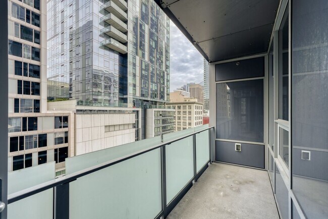 Building Photo - Newly Remodeled 1Bed/1 Bath Downtown Condo with Rooftop Deck & Luxury Amenities!