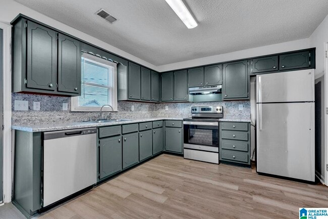 Building Photo - 2555 Hampstead Dr