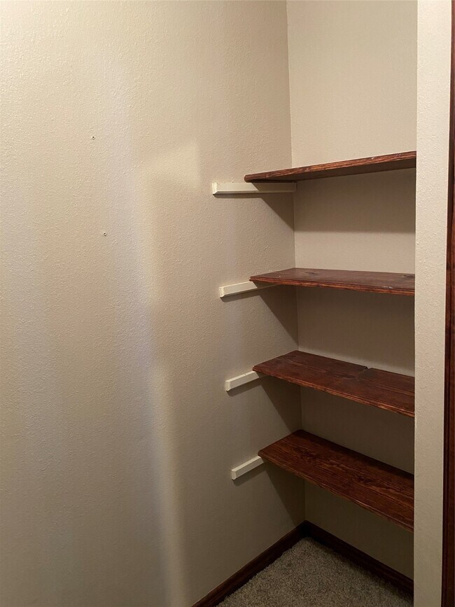 Building Photo - 301 Jansen Dr