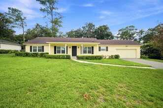 Building Photo - Spacious 3-Bedroom Rental on .39 Acres in Desirable SE Ocala!