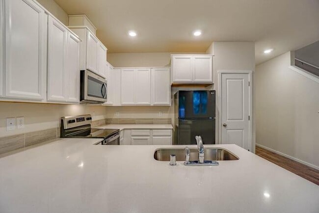 Building Photo - 5824 NE 80th Ct