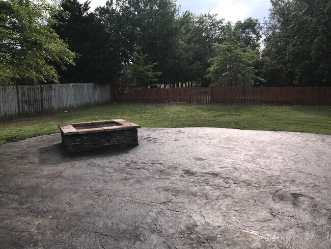 Building Photo - 2010 S Elm St