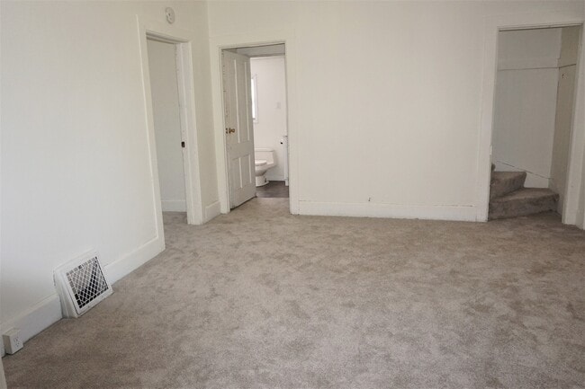 Building Photo - 5 bed / 2 bath + bonus room near universities $375/bedroom