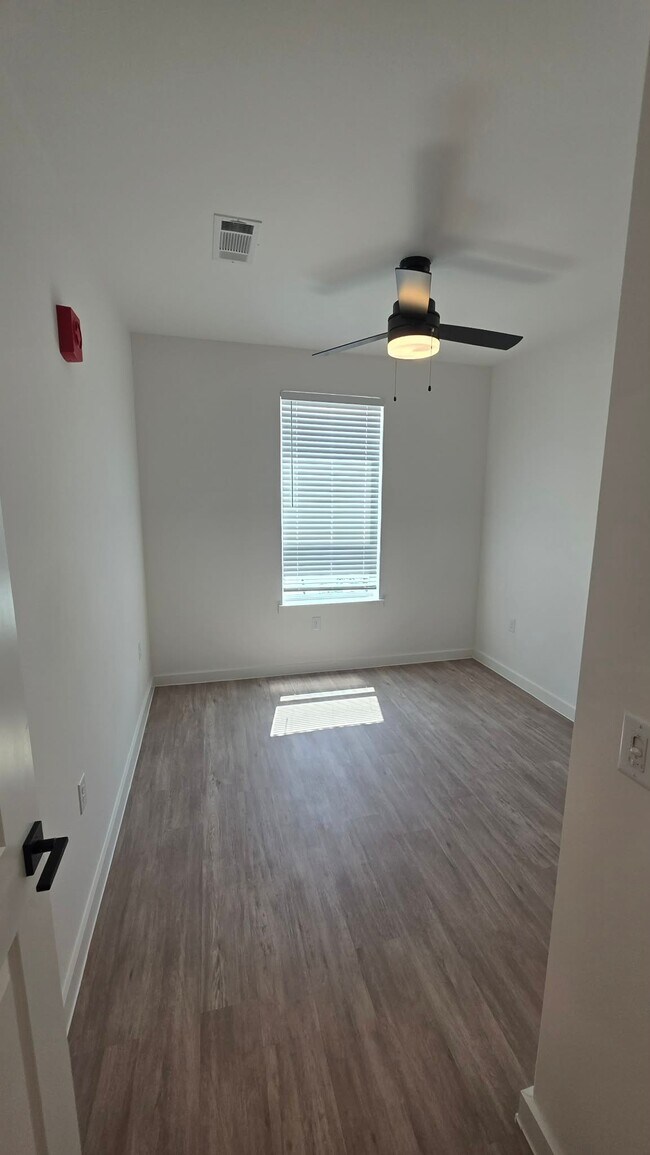 Building Photo - 1606 El Paso St