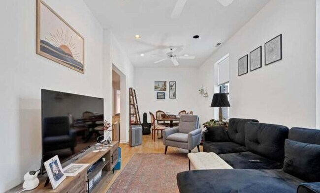 Building Photo - 2544 N Burling St