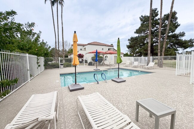 Building Photo - 2Bed/2Bath w/ Office-House at 40th St/Cactus-Garg!