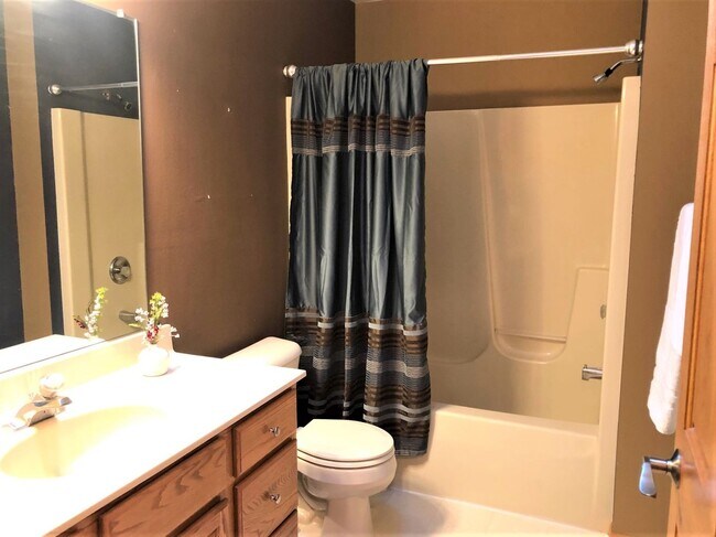 Building Photo - Charming 3-Bedroom Home with Fireplaces an...