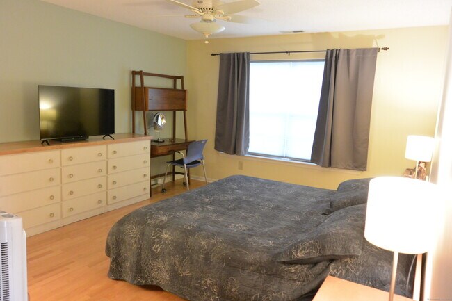 Building Photo - 515 Foxboro Dr