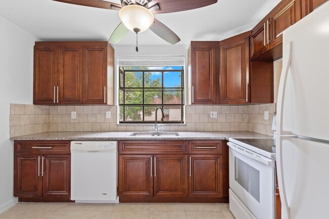 Building Photo - 5040 Rose Hill Dr