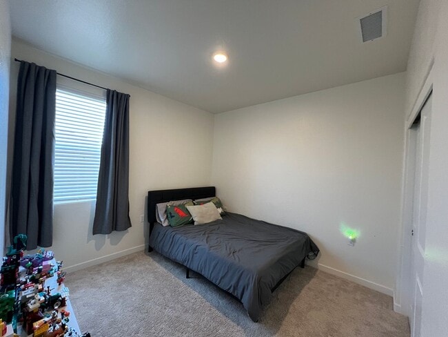 Building Photo - Three bedrooms and two bathrooms in Hanford, CA