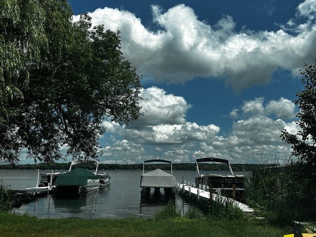 Primary Photo - 1823 W Shore Dr