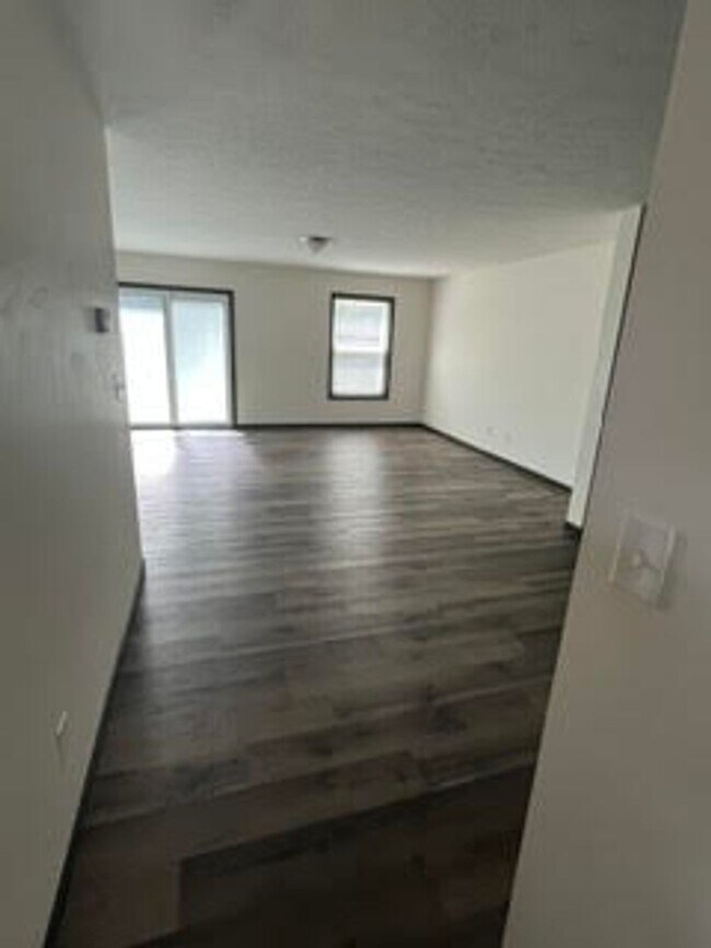 Building Photo - 585 Birch Hill Dr
