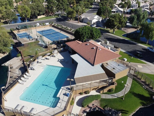 Building Photo - 1083 E Boston Ct