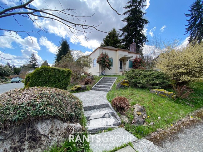 Building Photo - Charming & bright westside 2 bed, 1 bath o...